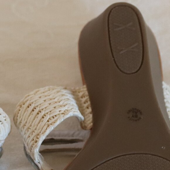 Like new St John's Bay Sandals Size 6 - Picture 2 of 7